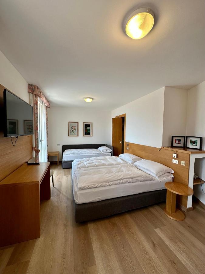 Hotel Miralago Bossico Екстериор снимка
