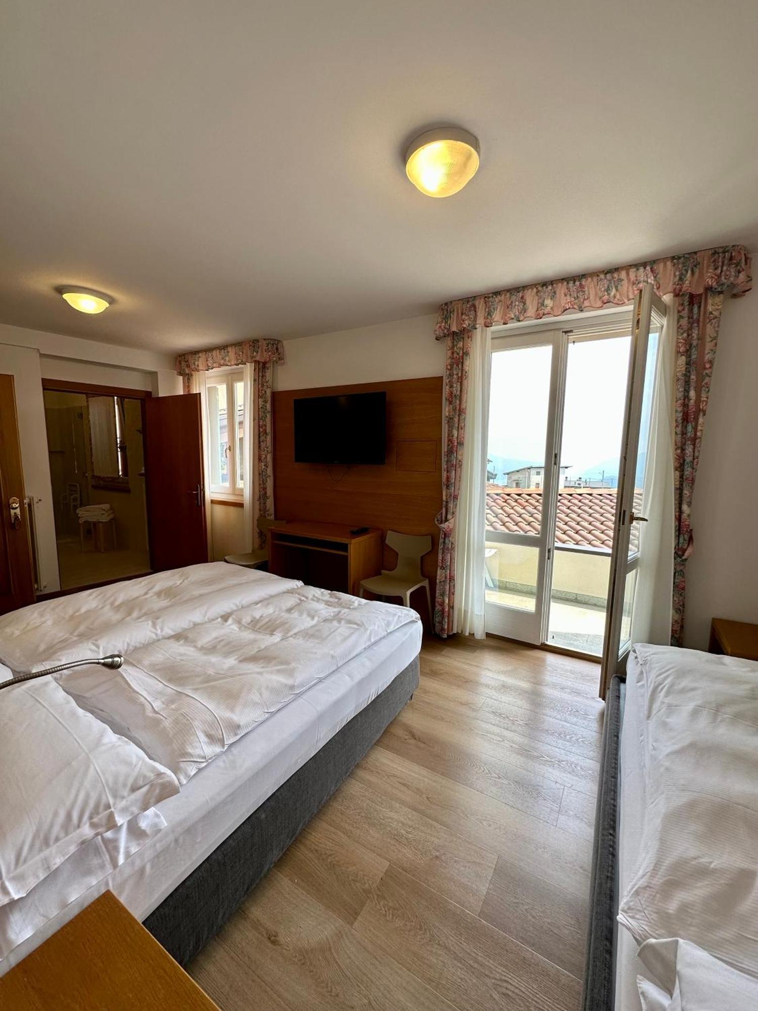 Hotel Miralago Bossico Стая снимка